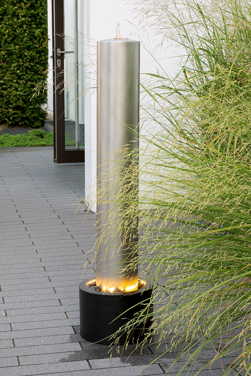 GILDE Brunnen, zylindrisch, "Pillar", Edelstahl, Zink, grau, VE 1, H. 118 cm, D. 30 cm Fassungsvermögen ≈ 8 Liter LED Beleuchtung (Oben und Wasserbecken) mit 10m Anschlusskabel, inkl. Flussstein Unterwasserpumpe 12V 50Hz 12W